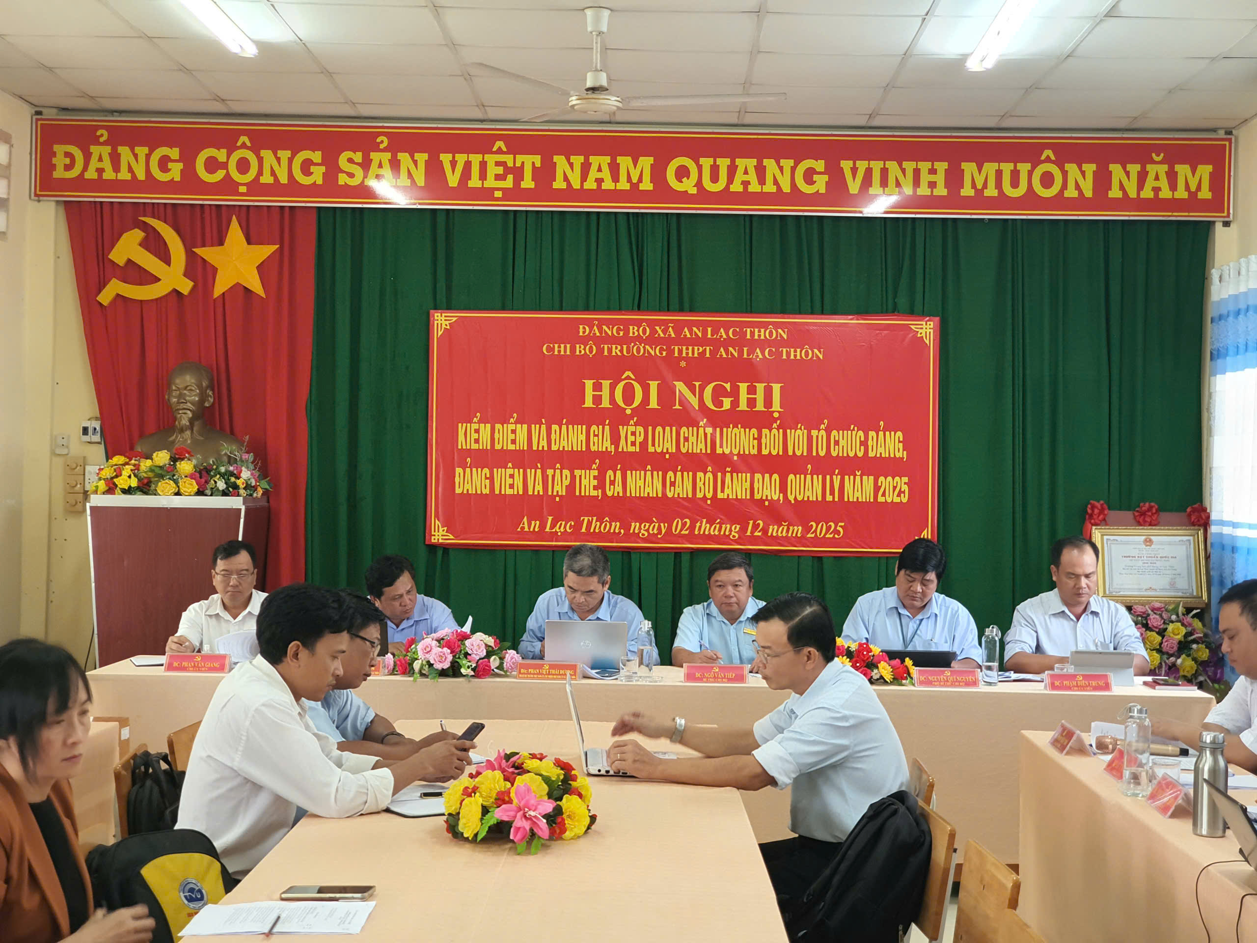 Chi bộ trường THPT An Lạc Thôn tổ chức Hội nghị kiểm điểm, đánh giá và xếp loại chất lượng năm 2025