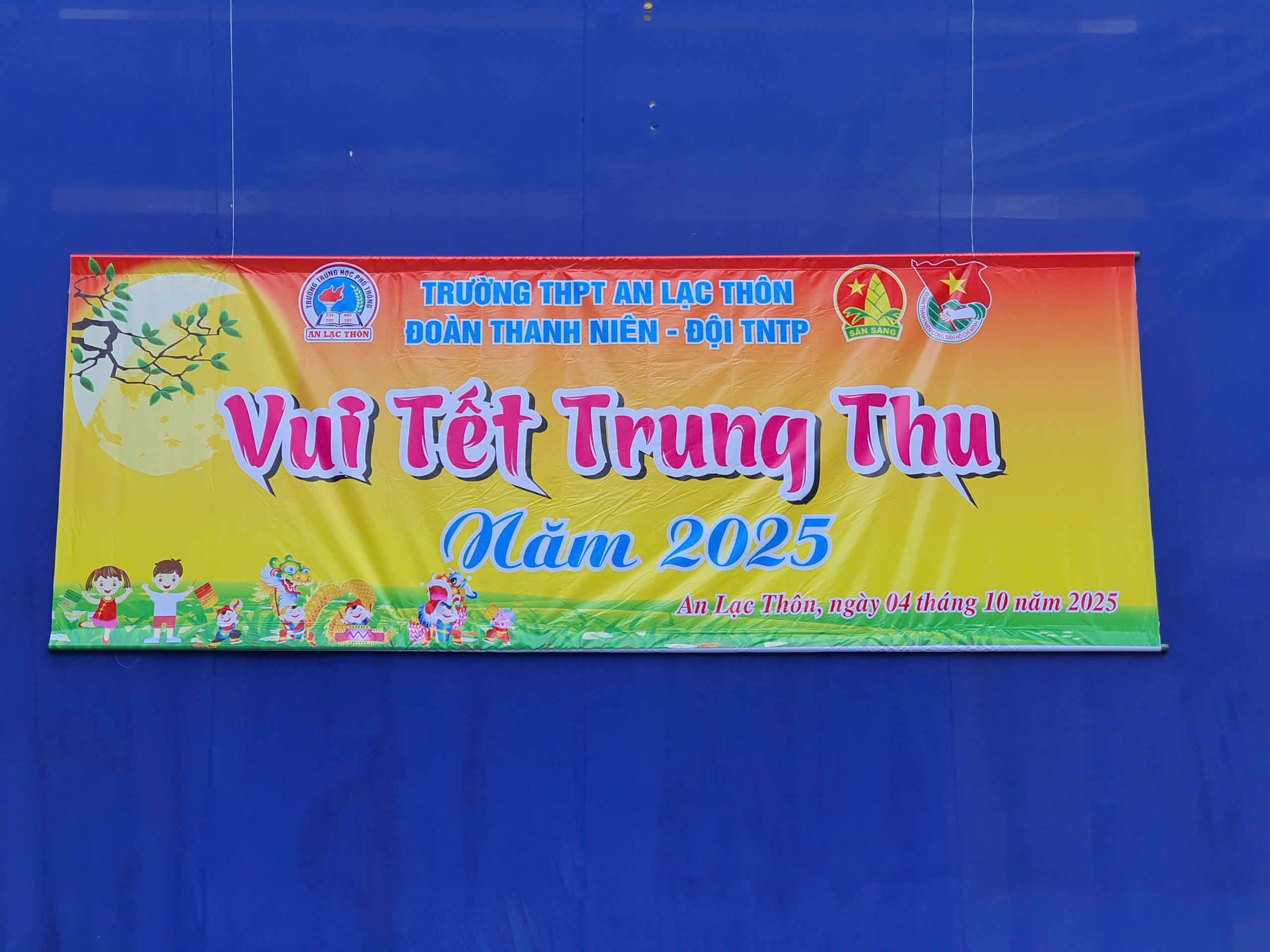 Trường THPT An Lạc Thôn tổ chức "Vui Tết Trung thu" cho học sinh