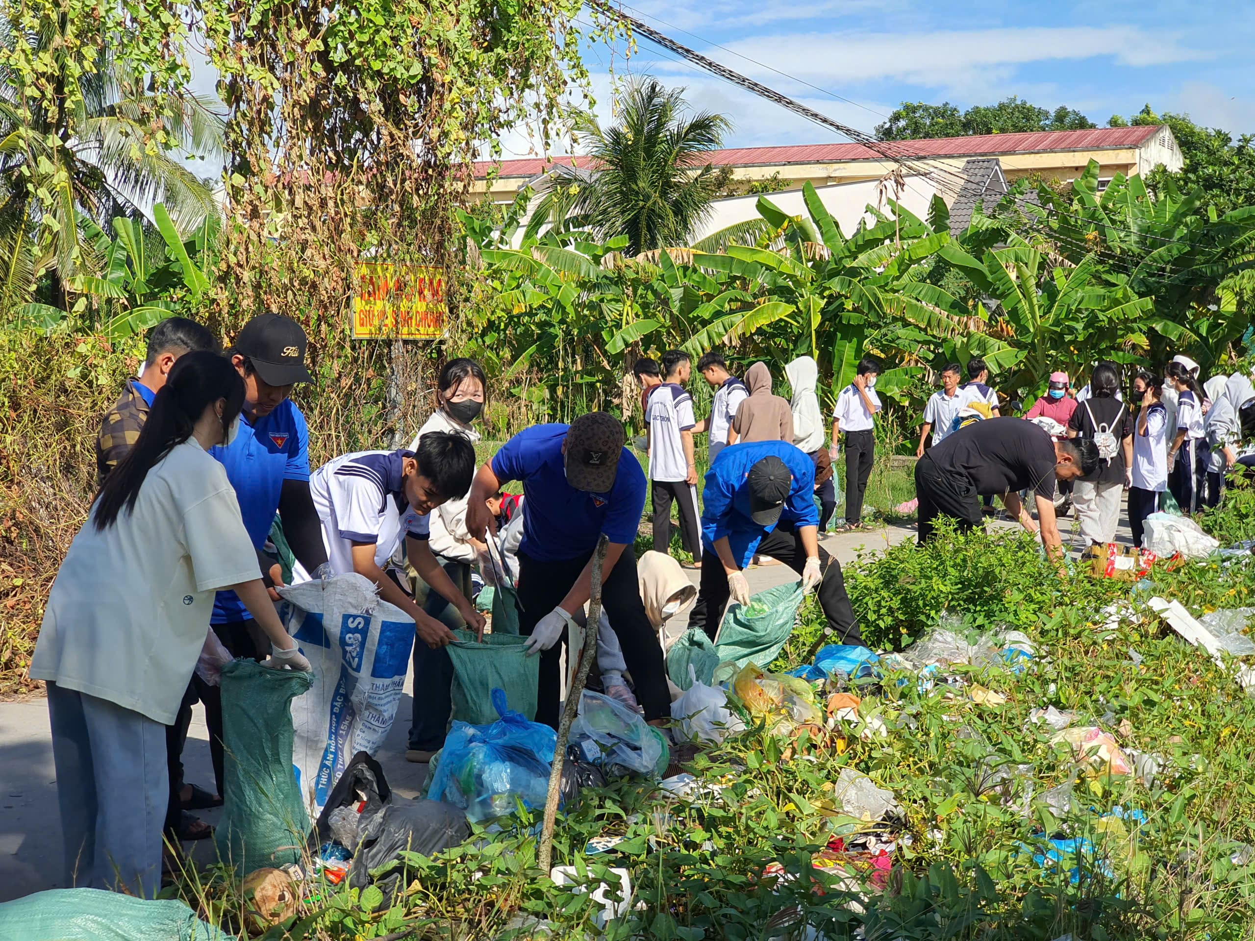 Đoàn trường THPT An Lạc Thôn kết hợp xã Đoàn An Lạc Thôn ra quân dọn dẹp vệ sinh môi trường