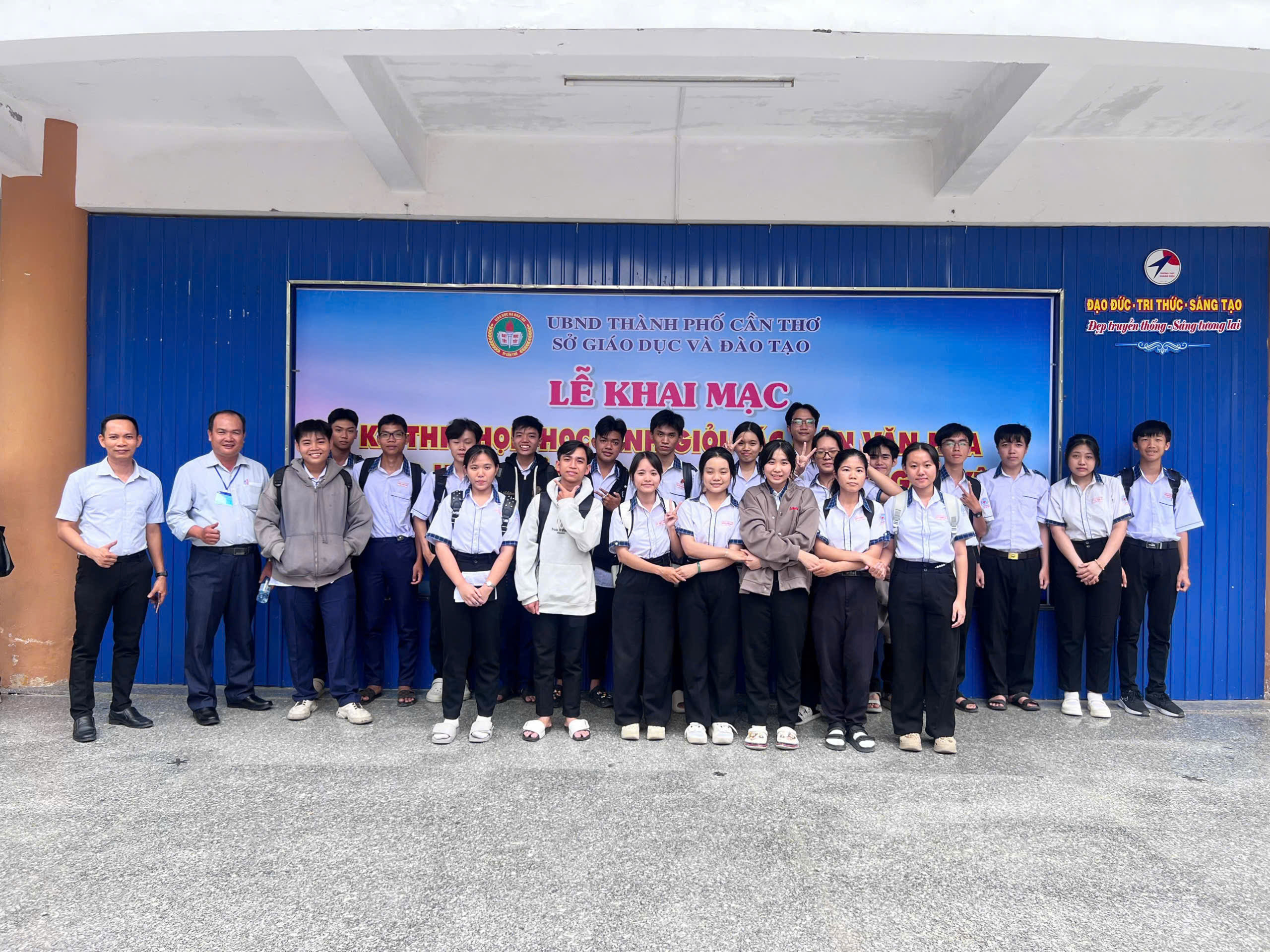 Trường THPT An Lạc Thôn tổ chức Lễ ra quân tham dự kỳ thi chọn học sinh giỏi THPT cấp thành phố và các cuộc thi khoa học – công nghệ năm học 2025–2026