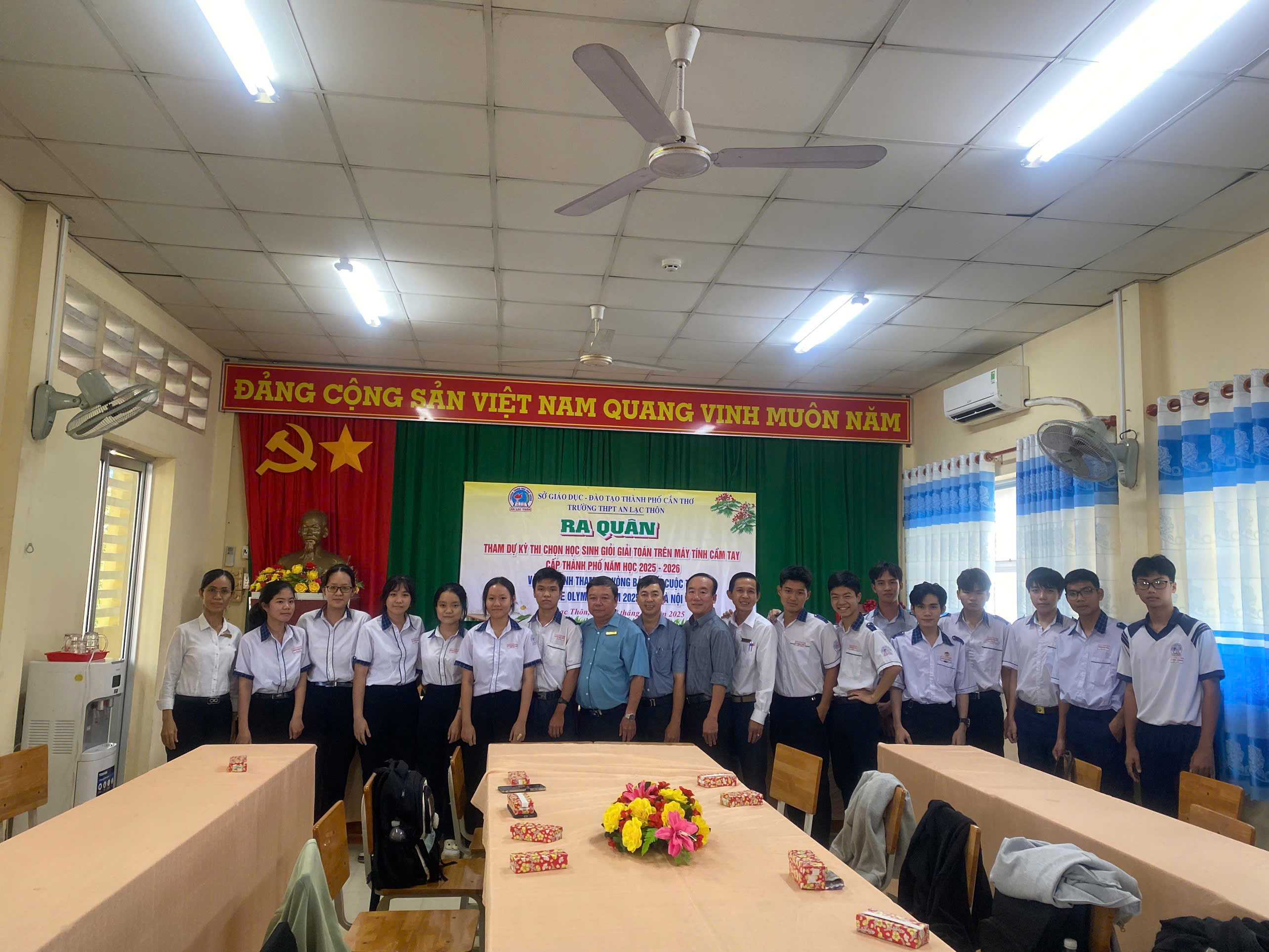 Lễ ra quân tham dự “Kỳ thi chọn học sinh giỏi giải toán trên máy tính cầm tay cấp thành phố năm học 2025-2026” và học sinh tham gia vòng bán kết Cuộc thi “HNUE Olympic STEM 2025” tại Hà Nội