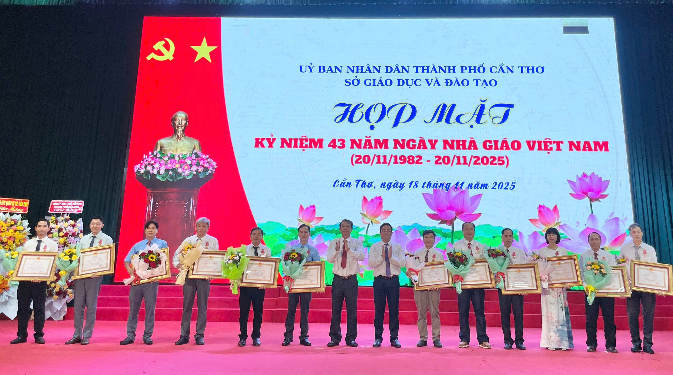 TRƯỜNG THPT AN LẠC THÔN VINH DỰ CÓ 3 GIÁO VIÊN ĐƯỢC TRAO TẶNG HUÂN CHƯƠNG LAO ĐỘNG HẠNG BA